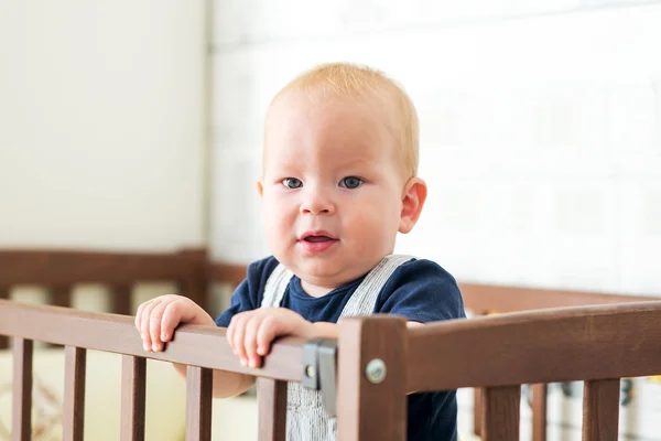 Junge in der Krippe — Stockfoto