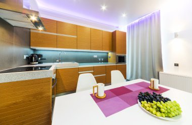 Modern mutfağın içi.