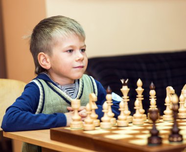 Satranç oynayan küçük çocuk