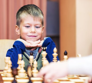 Satranç oynayan küçük çocuk
