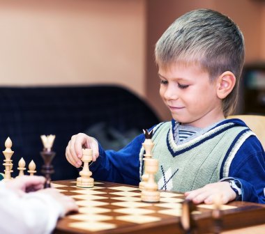 Satranç oynayan küçük çocuk