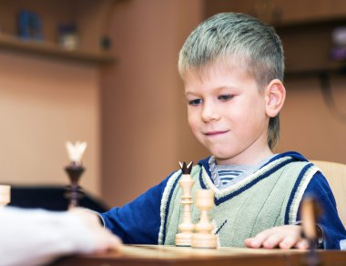 Satranç oynayan küçük çocuk