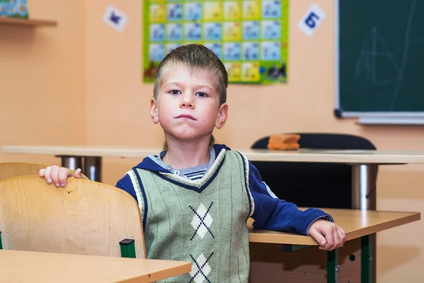 Σχολείο αγόρι στην τάξη στο μάθημα — Φωτογραφία Αρχείου