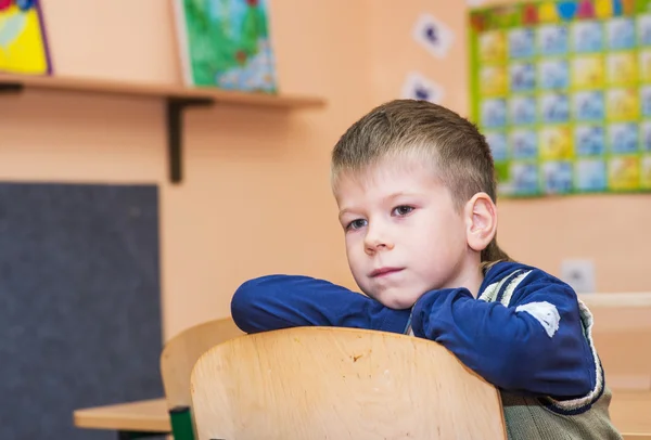 Menino da escola em sala de aula na aula — Fotografia de Stock