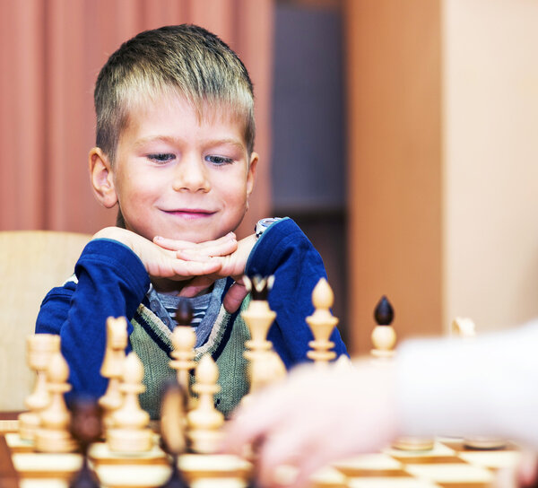 Мальчик играет в шахматы

