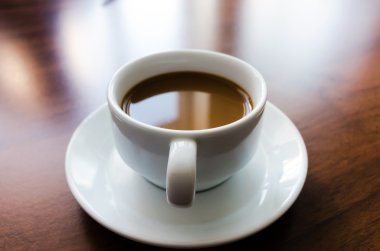 Masada bir fincan kahve.