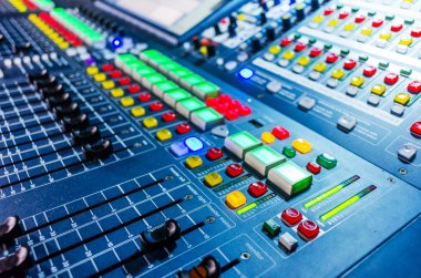 Düğmeleri ve kaydıracı olan ses karıştırıcı