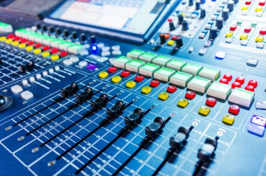 Düğmeleri ve kaydıracı olan ses karıştırıcı