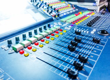 Düğmeleri ve kaydıracı olan ses karıştırıcı