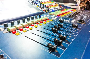 Düğmeleri ve kaydıracı olan ses karıştırıcı