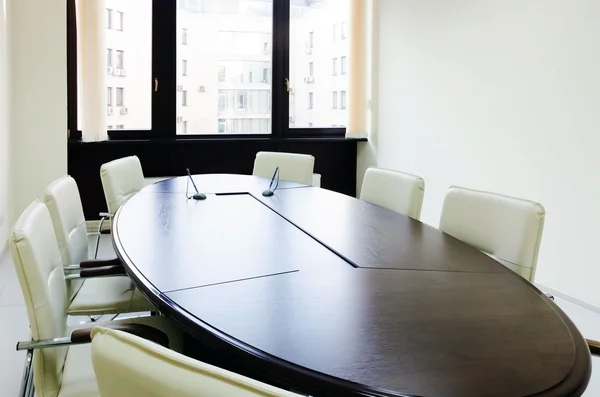 Lege verlichting vergaderzaal met lange tabel — Stockfoto