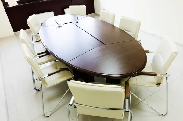 Lege verlichting vergaderzaal met lange tabel — Stockfoto