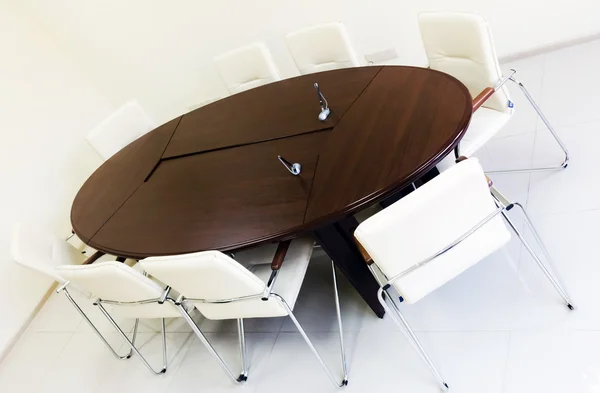 Salle de réunion lumineuse vide avec table longue — Photo