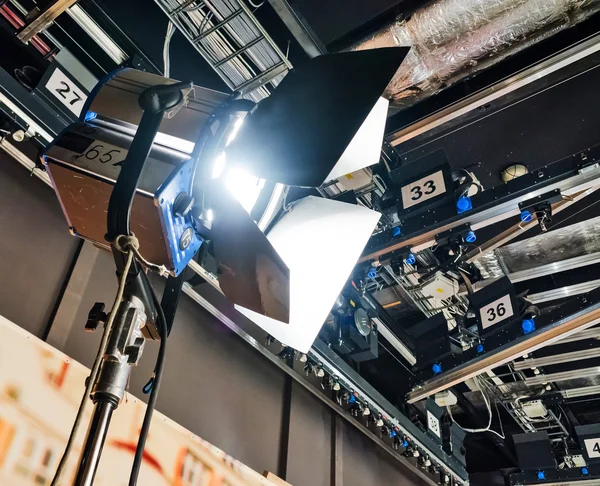 Lampadario in camera di lusso splendente — Foto Stock