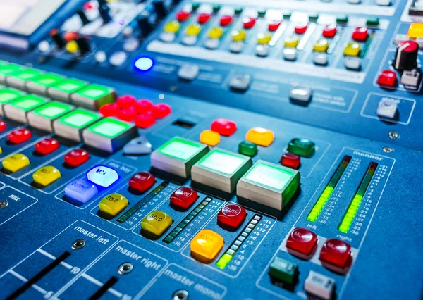 Misturador de áudio com botões e controles deslizantes — Fotografia de Stock
