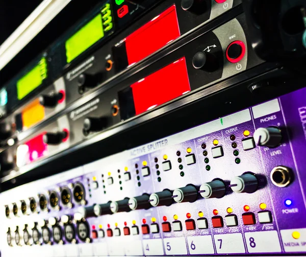 Equipo profesional de sonido de audio con botones — Foto de Stock