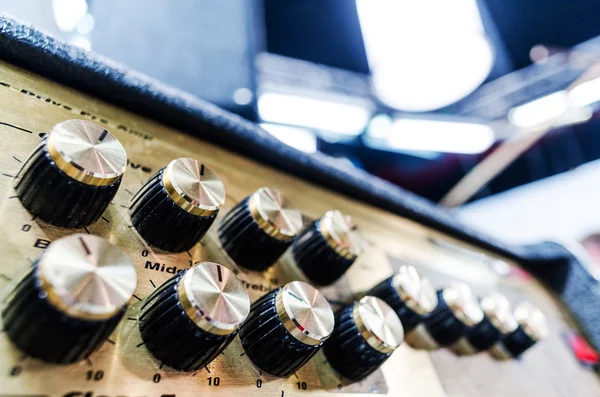 Профессиональное звуковое оборудование с кнопками — стоковое фото
