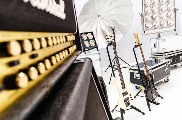 Equipo profesional de sonido de audio con botones y deslizadores — Foto de Stock