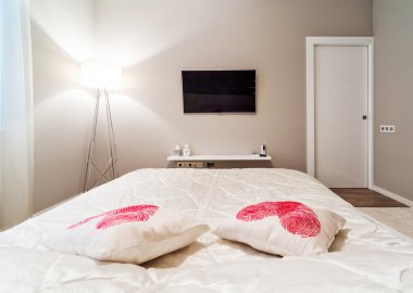 İç tasarım: Büyük modern yatak odası