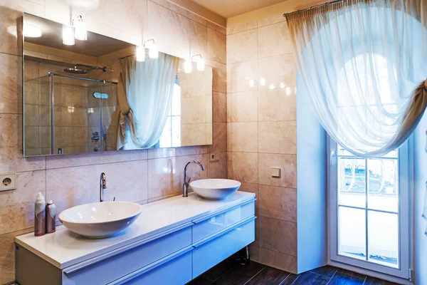 Bellissimo grande bagno in casa di lusso — Foto Stock