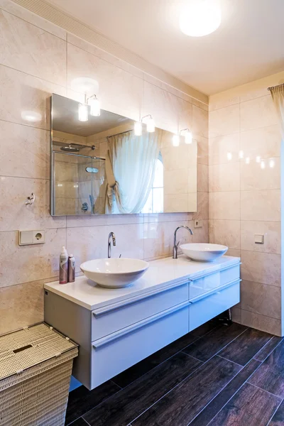 Bellissimo grande bagno in casa di lusso — Foto Stock