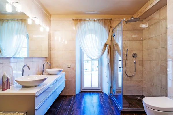 Piękna duża łazienka w luksusowy dom — Zdjęcie stockowe