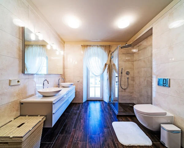 Piękna duża łazienka w luksusowy dom — Zdjęcie stockowe
