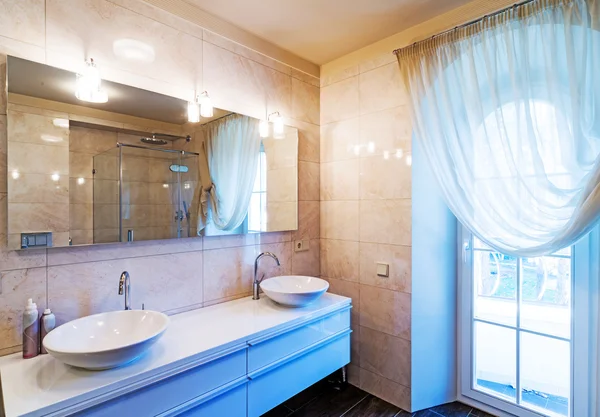 Bellissimo grande bagno in casa di lusso — Foto Stock