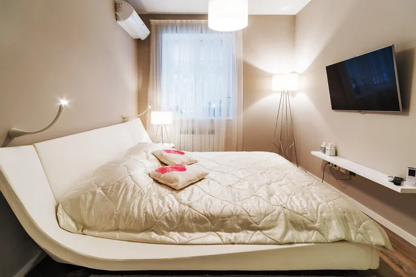İç tasarım: Büyük modern yatak odası — Stok fotoğraf