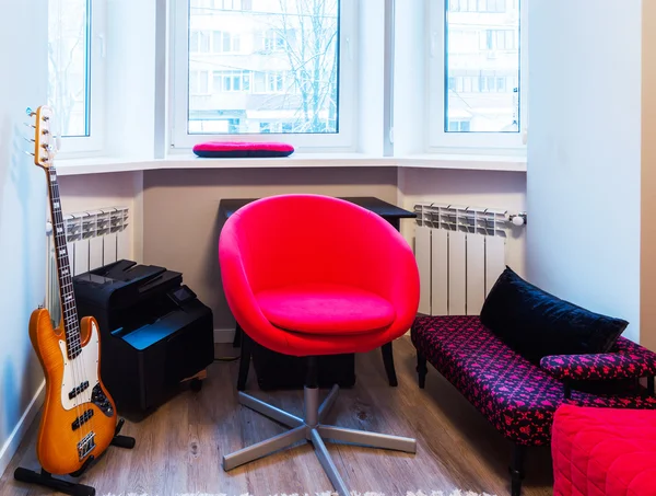 फर्निचर आणि गिटारसह खोली — स्टॉक फोटो, इमेज