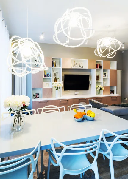 Tv ile büyük bir Modern oturma odası — Stok fotoğraf