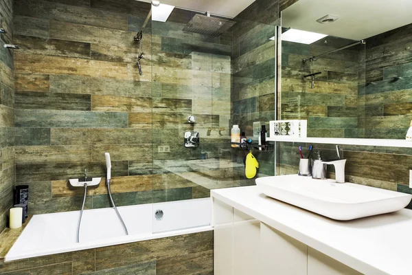 Design d'intérieur. Grande salle de bain dans la maison de luxe — Photo
