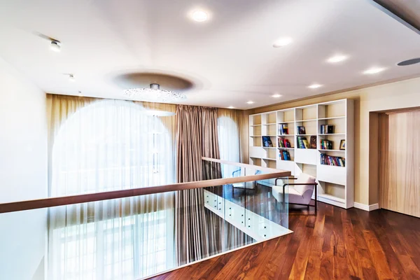 Interior del hogar moderno. biblioteca con sillones . —  Fotos de Stock