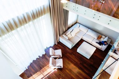 büyük modern oturma odası