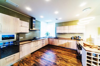 Modern mutfağın içi.