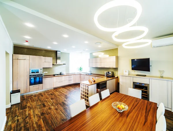 Interior de comedor con cocina parte de apartamento de lujo — Foto de Stock