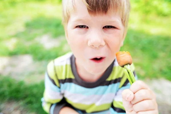 Niño con verdura —  Fotos de Stock