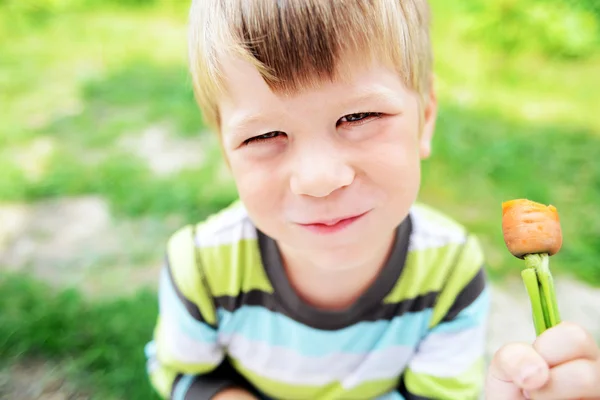 Enfant avec légumes — Photo