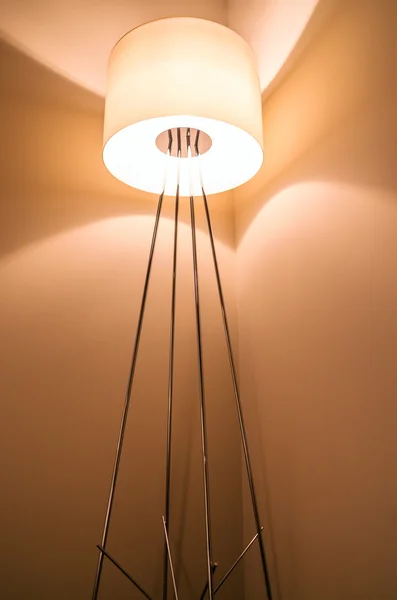 Lampe dans l'intérieur moderne . — Photo