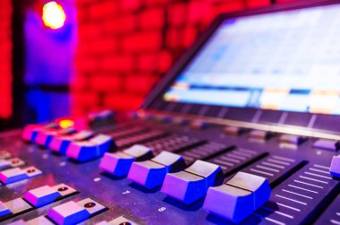 Düğmeleri ve kaydıracı olan ses karıştırıcı