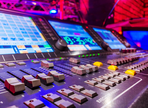 Mezclador de sonido de audio con botones y deslizadores — Foto de Stock