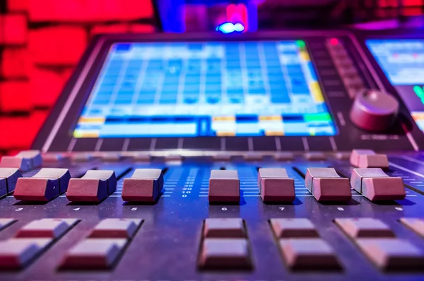 Misturador de áudio com botões e controles deslizantes — Fotografia de Stock