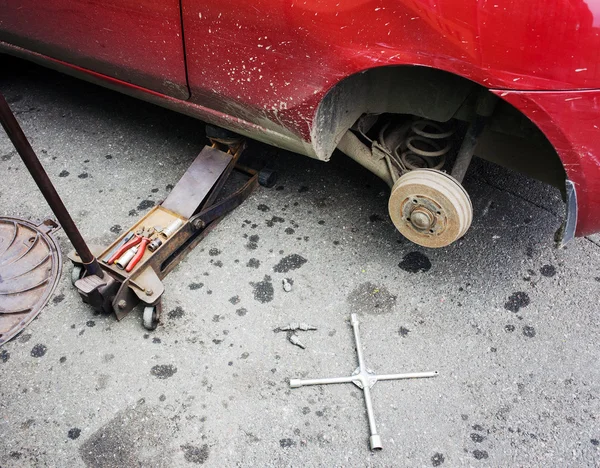 Perbaiki rem mobil di garasi — Stok Foto