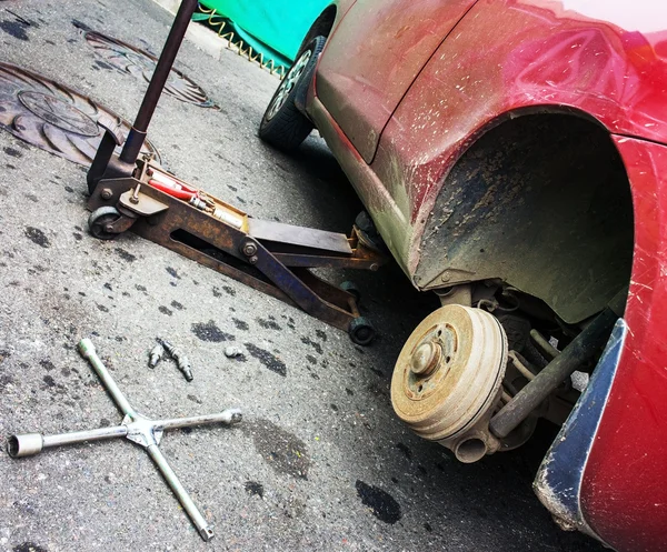Ремонт автомобиля тормоз в гараже — стоковое фото