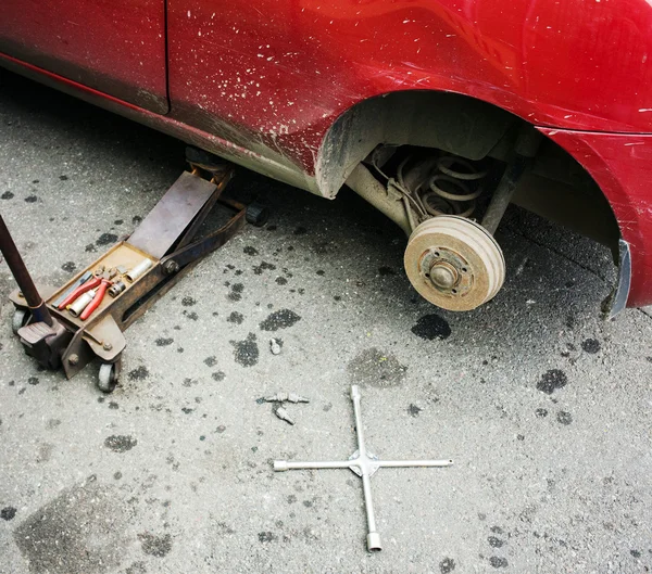 Reparação de freio de carro na garagem — Fotografia de Stock