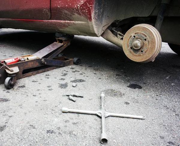 Reparação de freio de carro na garagem — Fotografia de Stock