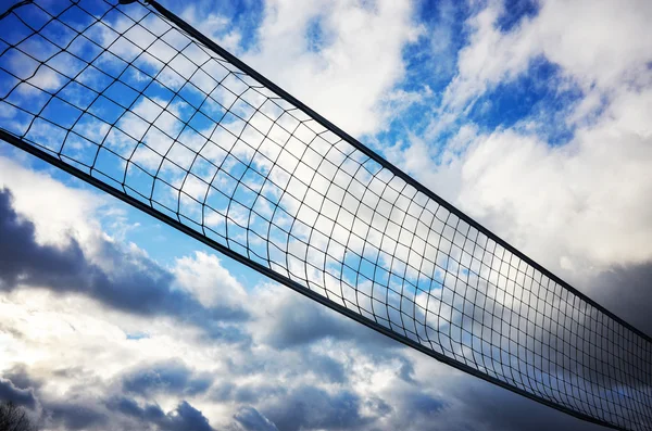 Beachvolleybal net op een blauwe hemel — Stockfoto