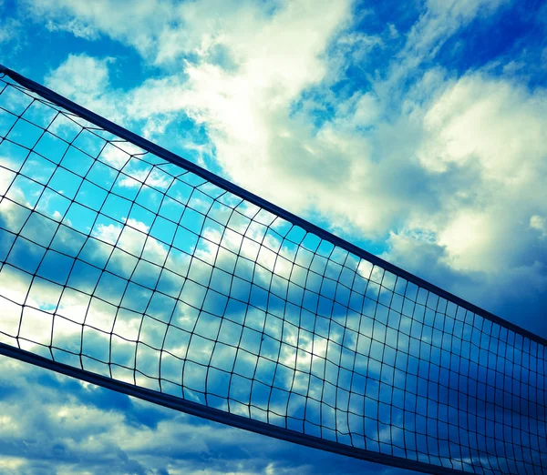 Beachvolleybal net op een blauwe hemel — Stockfoto