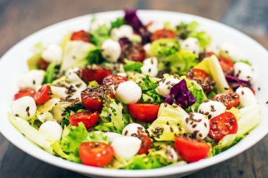 ahşap masa üzerinde taze sağlıklı salata