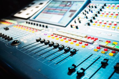 Düğmeleri ve kaydıracı olan ses karıştırıcı